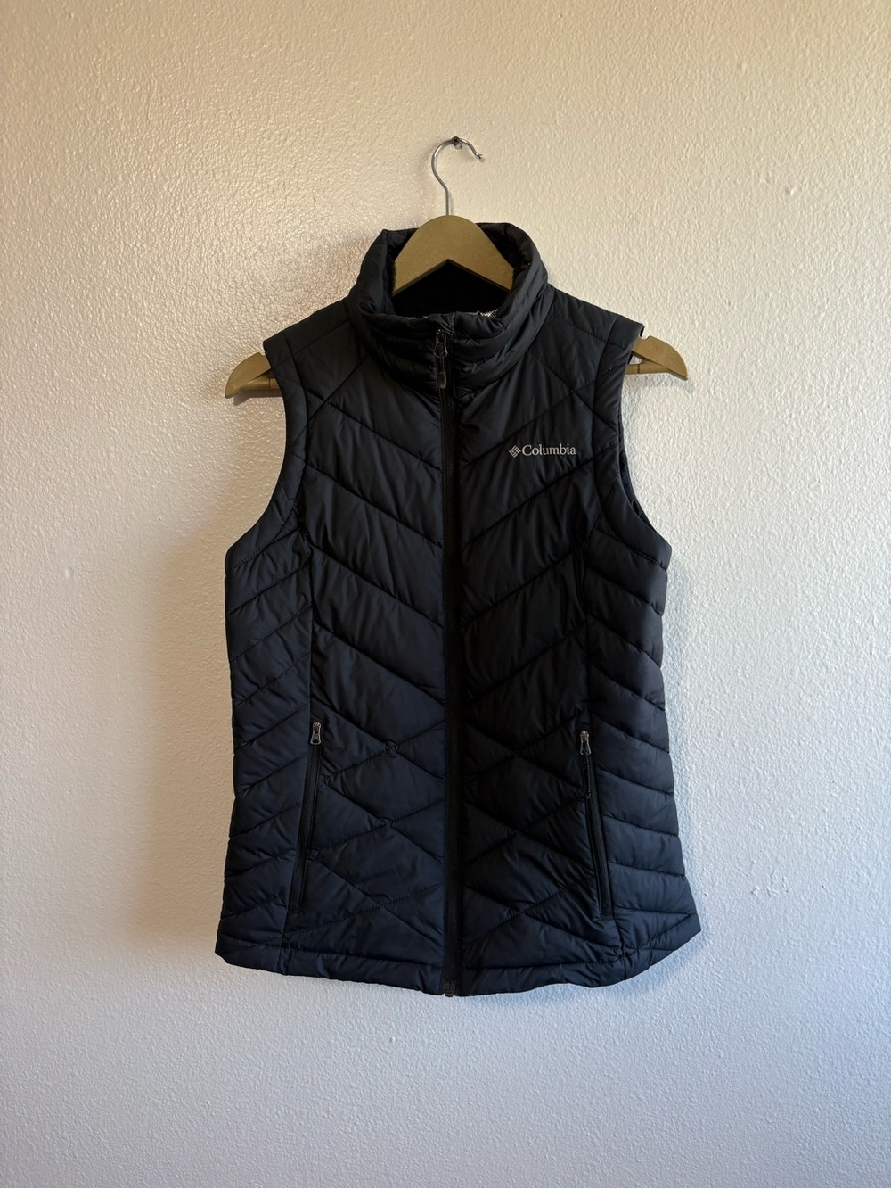 Columbia Size Small Black Omni Heat Puffer Vest Outdoor Hiking Travel Western